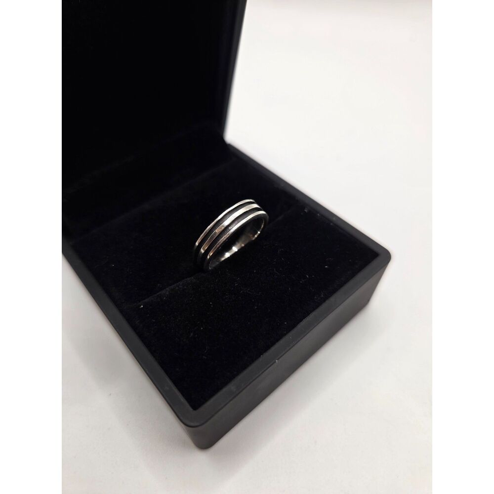 1747. 925 Silver and Black Enamel Ring